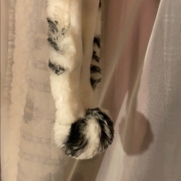 White Tiger Winter Hat - Picture 3 of 4